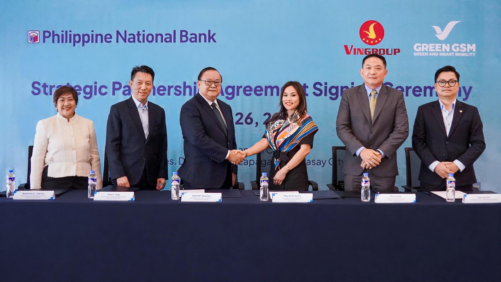 Mr. Edwin R. Bautista, President and Chief Executive Officer of Philippine National Bank (third from left); Ms. Thuy Dropsey, Director of International Financial Strategy at Vingroup (third from right); Mr. Dao Quy Phi, Chief Executive Officer of Green SM Southeast Asia (far right), together with representatives from both organizations at the signing ceremony of the partnership agreement between Green GSM and Philippine National Bank (PNB).